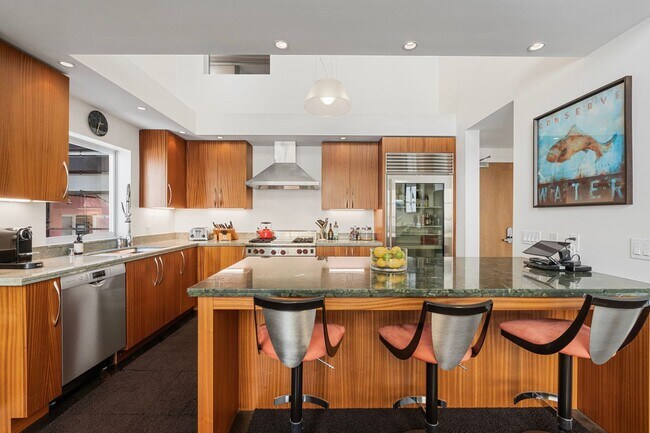 Building Photo - Large Updated SoMa Apartment!