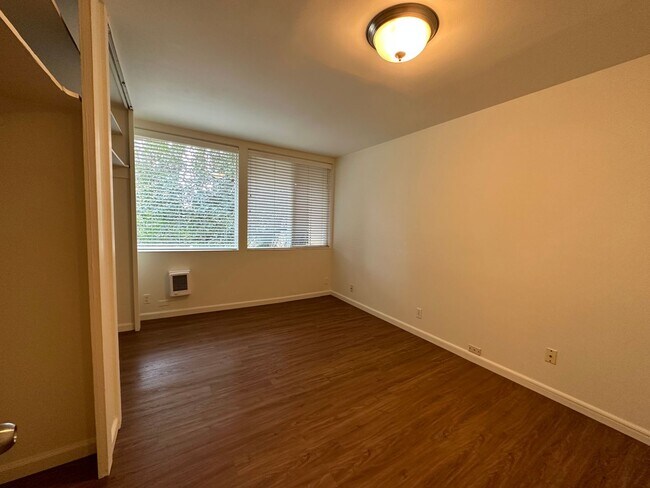 Building Photo - South Tabor 3 Bedroom 1.5 Bath Duplex Unit...
