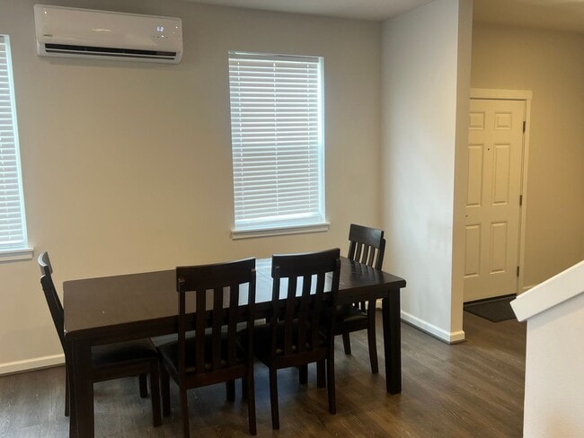 Building Photo - Beautiful Sunridge Townhome in Kent.