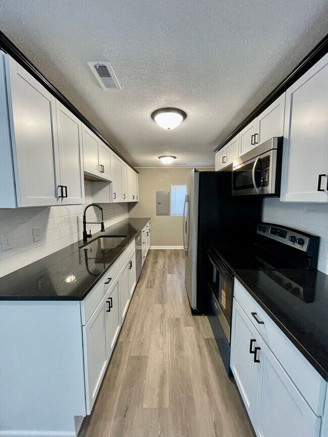 Building Photo - Large 3 Bedroom Remodeled Home
