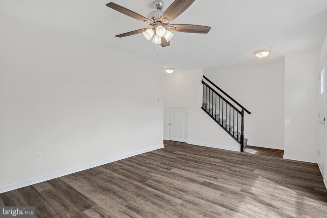 Building Photo - 2623 Maplewood Cir