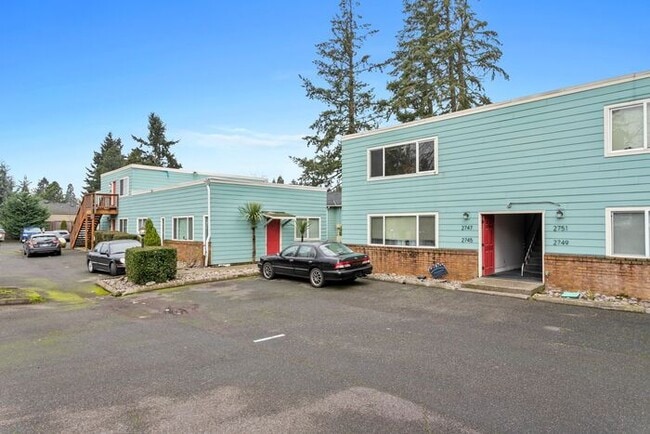 Building Photo - 2 bedroom 1 bath with washer/dryer include...