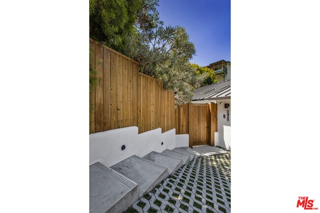 Building Photo - 2425 Rinconia Dr