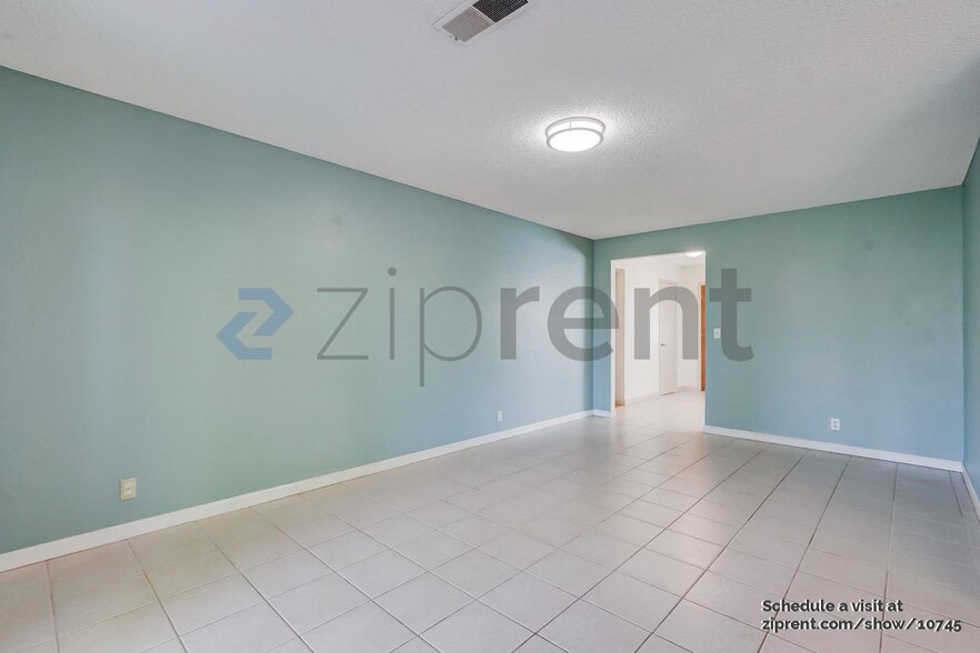 Building Photo - 125 Green Tree Dr