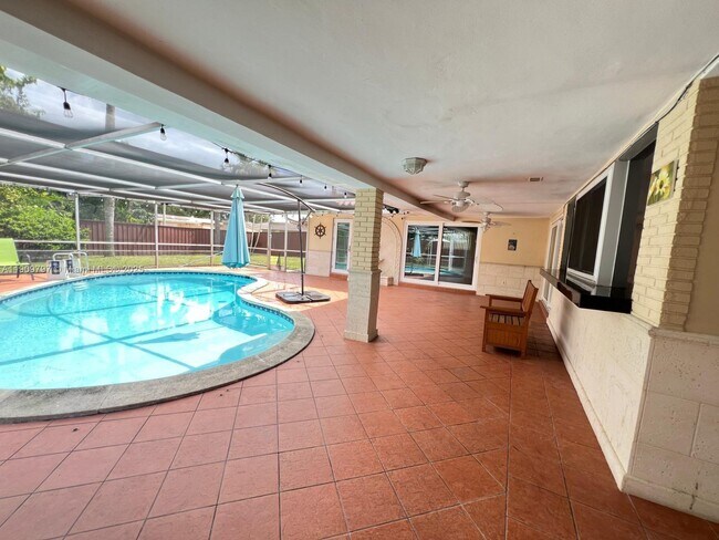 Building Photo - 2001 N 41st Ave