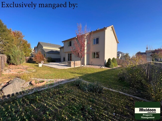 Building Photo - Stunning 3  Bedroom Home with lots of space and a beautiful fenced back yard -