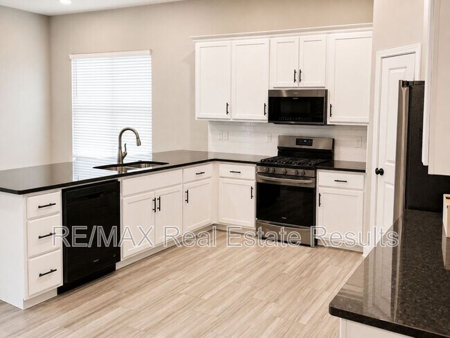 Building Photo - 511 Melrose Pl
