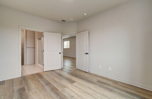 Building Photo - 3bd 2.5ba Daylight Ranch Home on Corner Lot