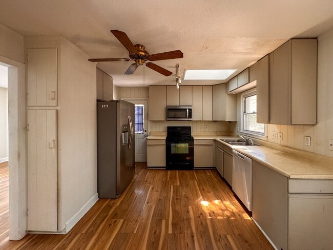 Building Photo - Spacious 4 Bed 2.5 bath Home Close to Fort Bragg