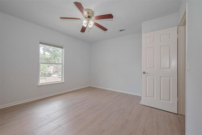 Building Photo - 3131 Double Lake Dr