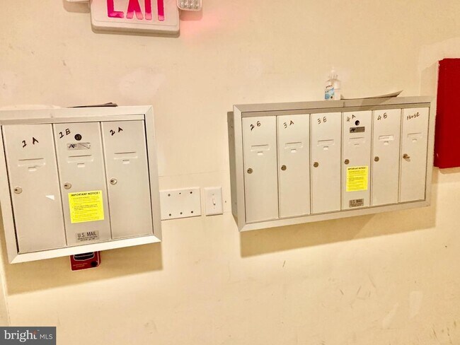 Building Photo - 4706 Chestnut St