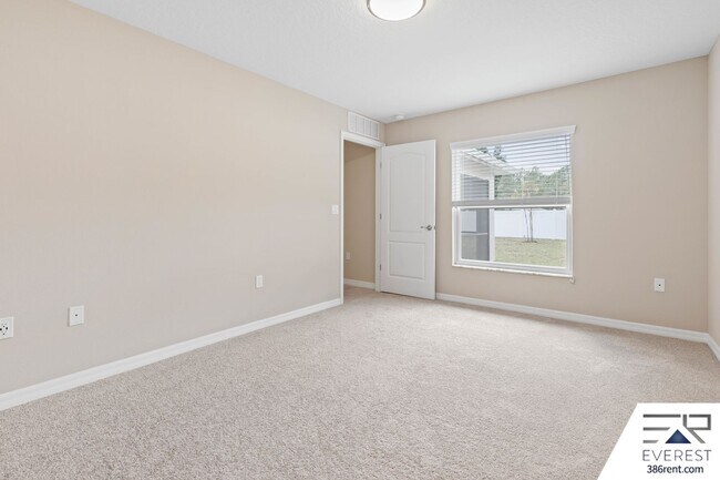 Building Photo - FULLY FENCED, LIKE NEW 4/3/2 ON A QUIET CUL-DE-SAC