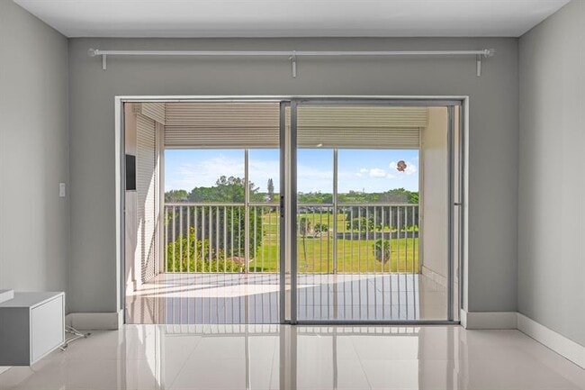 Building Photo - 3050 N Palm Aire Dr