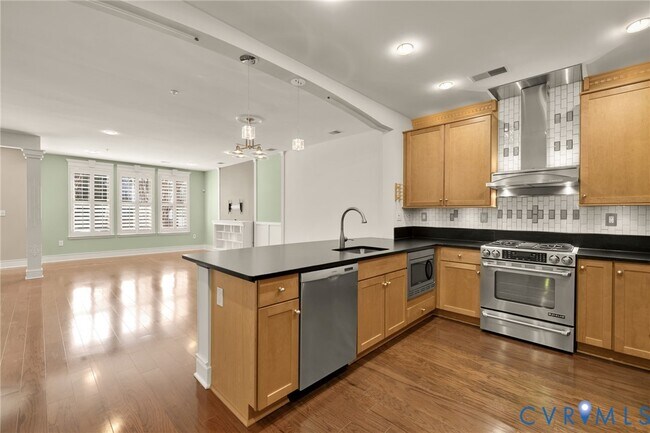 Building Photo - 1418 N Rhodes St