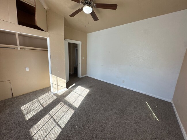 Building Photo - 3 Bed 1 Bath with Fenced Backyard - CLOSE ...