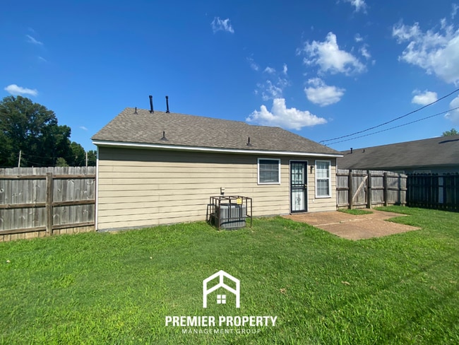 Building Photo - Charming 3BR/2BA Memphis Home with Vaulted Ceilings & Hardwood Floors!