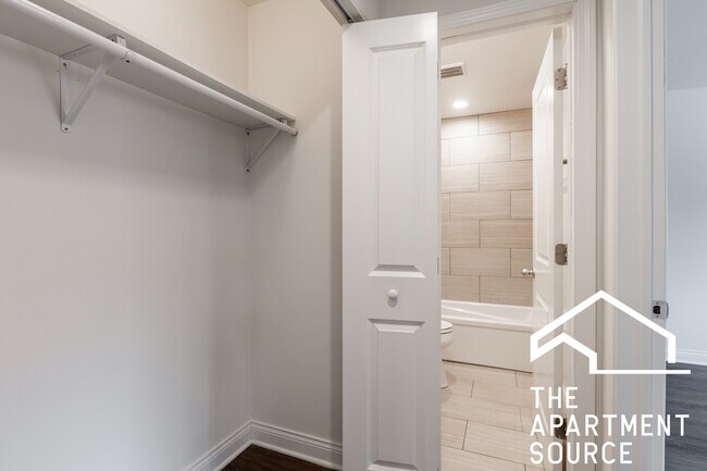 Building Photo - 6954 N Sheridan Rd