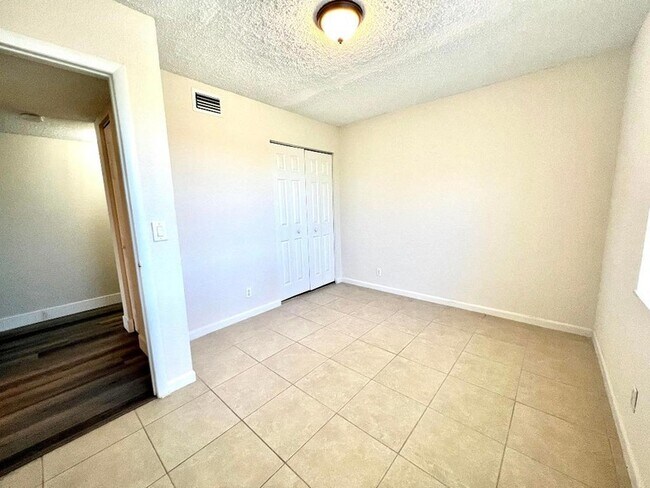 Building Photo - 120 Sparrow Dr