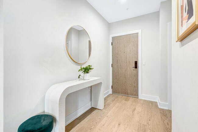 Building Photo - 701 Swann Ave