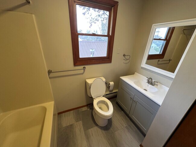 Building Photo - 2886 Norwood St