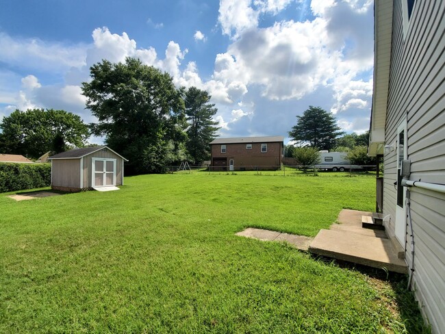 Building Photo - $1795-Conveniently Located 4 Bedroom Rusti...