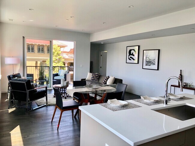 Building Photo - Beautiful Modern Condo in Capitol Hill with 2 Garage Parking Spaces