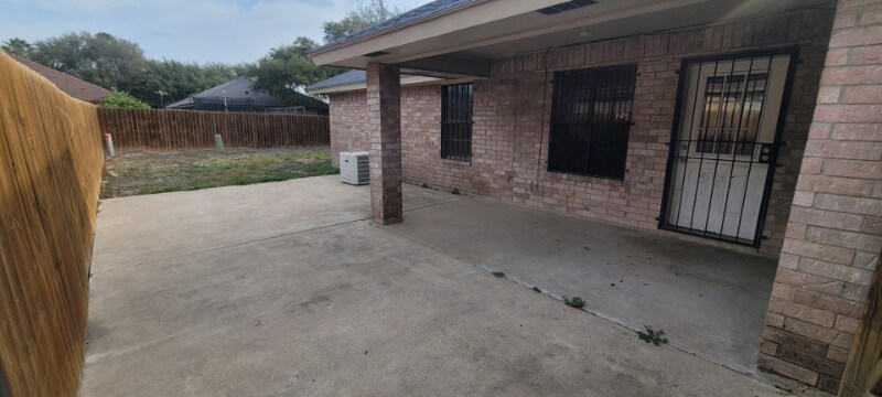 Building Photo - 1900 Lark Ave