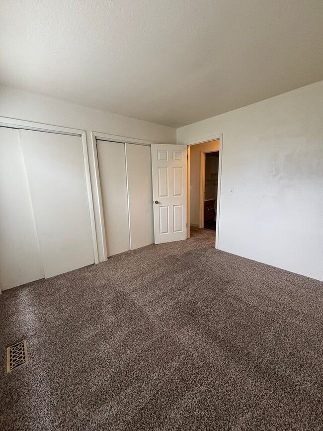 Building Photo - AVAILABLE NOW! 2 Bed 2 Bath - Near Fort Ca...