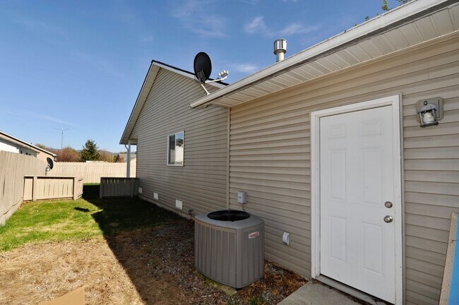 Building Photo - 3 bed 2 bath rancher with office