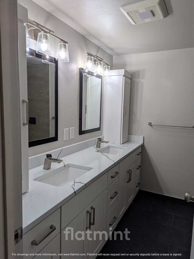 Building Photo - 8720 Phinney Ave N