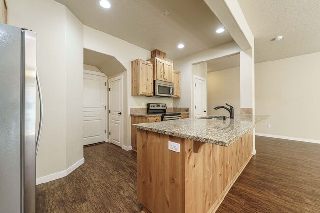 Building Photo - ASK ABOUT OUR AUGUST MOVE IN SPECIAL: Spac...