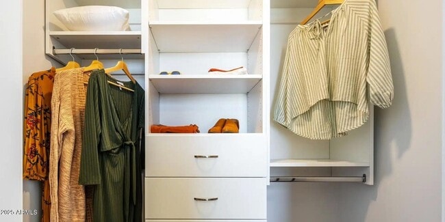 Building Photo - 817 N 6th St