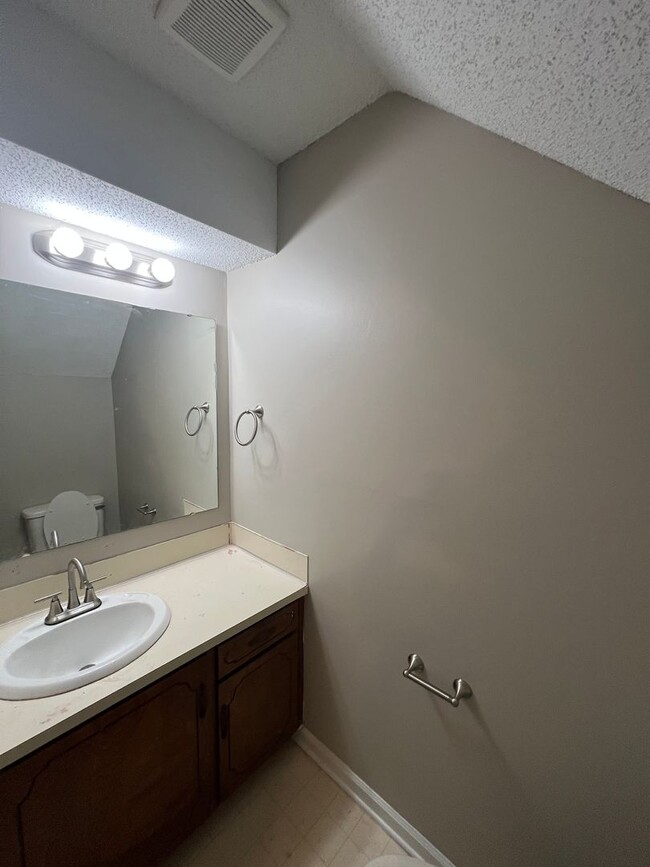 Building Photo - 2 Bedroom Duplex Available (Wingate)