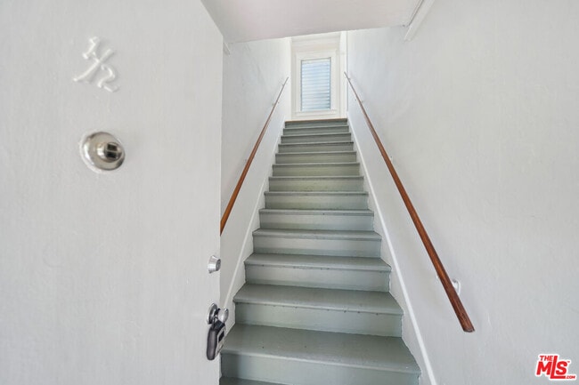 Building Photo - 1237 Havenhurst Dr