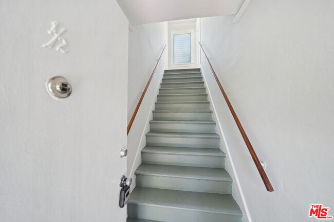 Building Photo - 1239 Havenhurst Dr