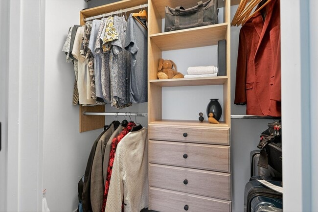 Building Photo - 2 bed 1 bath condo for rent in Rockville