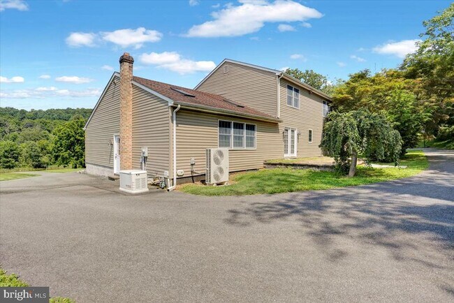 Building Photo - 20 Lehland Dr
