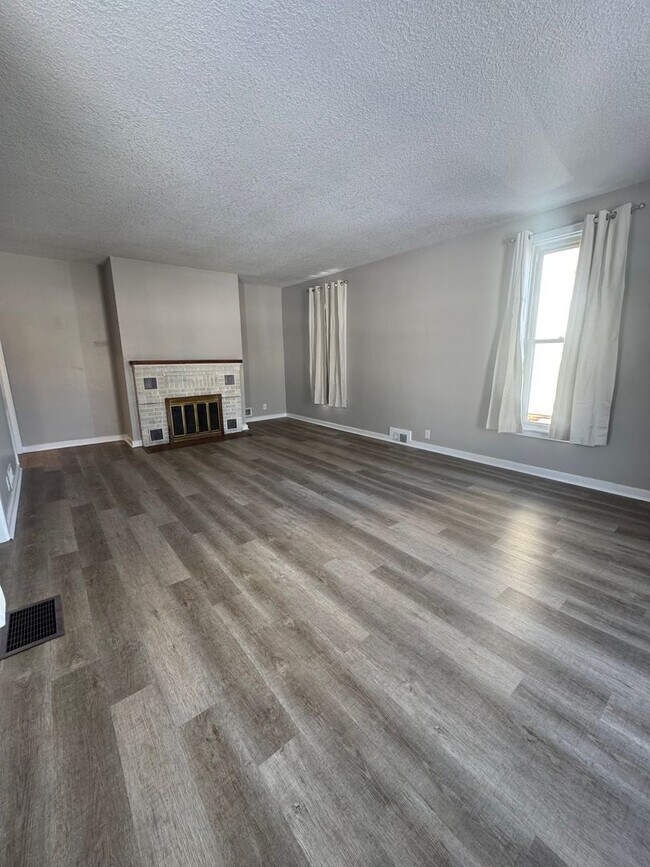 Building Photo - 3 bedroom/1 bedroom