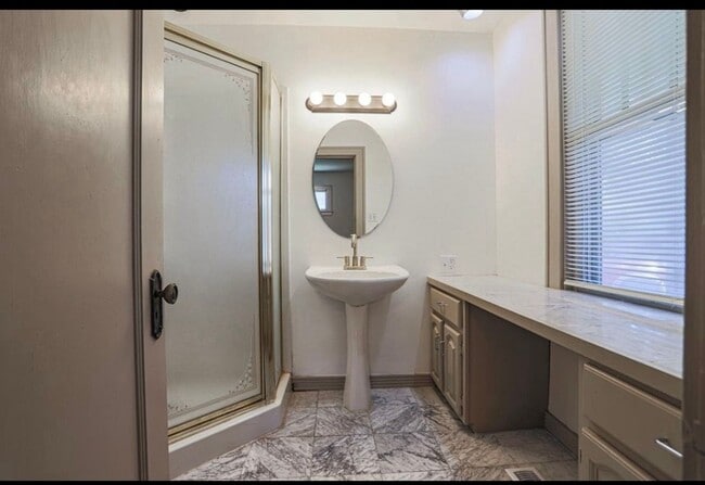 Building Photo - Beautiful 4 Bedroom Home Near Blackstone!