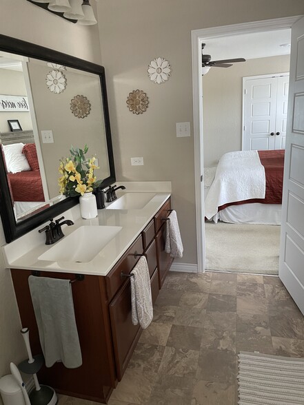 Building Photo - 9619 Pleasanton Blf