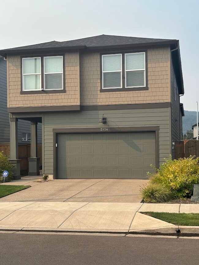 Building Photo - Newer 4 bedroom 2.5 bathroom house! AVAILA...