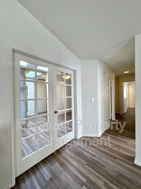 Building Photo - 27806 Hillpointe Dr