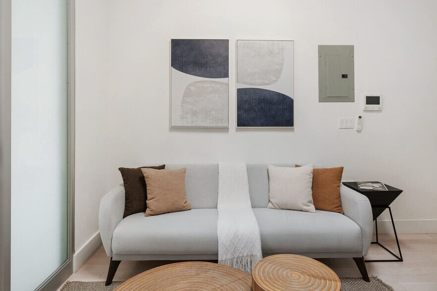 Building Photo - 317 E 78th St