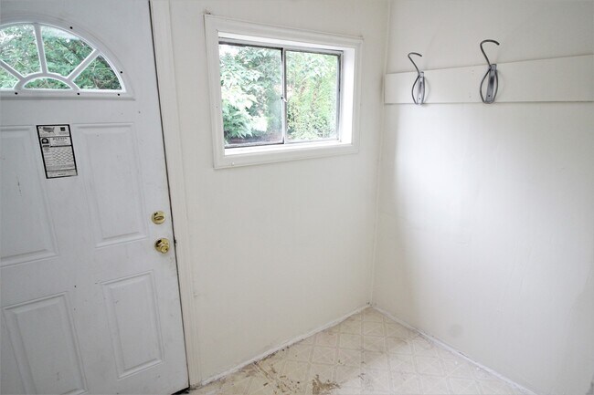 Building Photo - 2026/2027 JHU Off-Campus 3bd/1ba Rowhouse  w/ W/D & rear yard! -Available 6/9/26