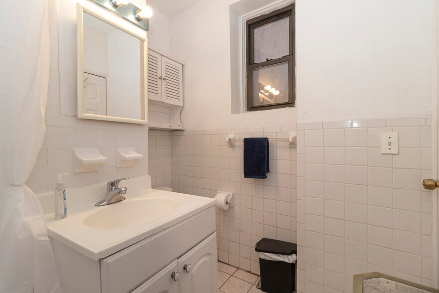 Building Photo - 340 E 94th St