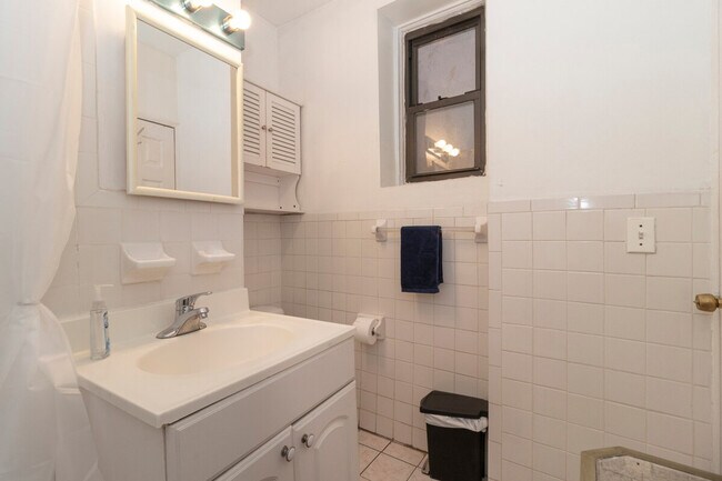 Building Photo - 340 E 94th St