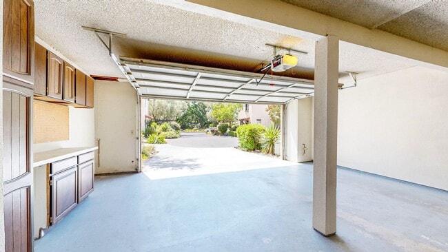 Building Photo - Bright and Beautiful 2 Bedroom 2 Full Bath...