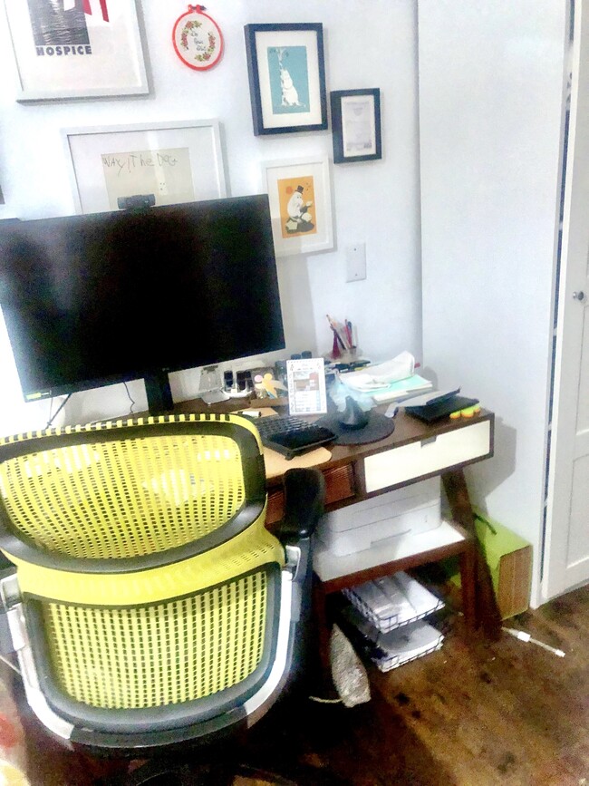 Writing nook in guest bedroom - 804 Venice Blvd
