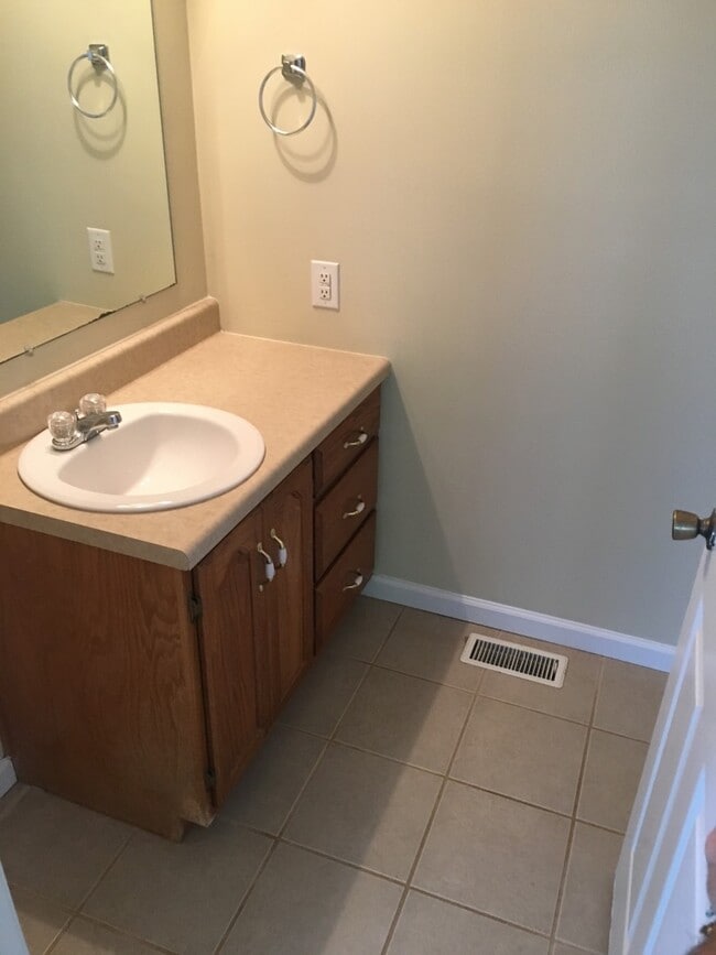 Building Photo - 3 bedroom/3 bath home