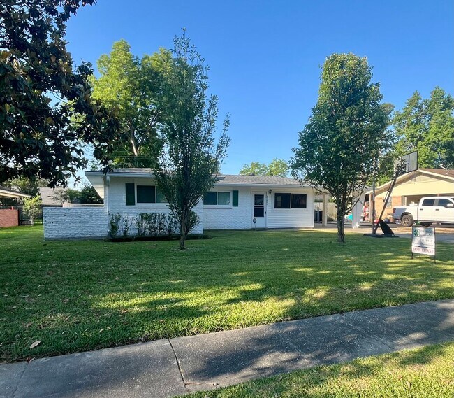 Building Photo - 3 Bed/2 Bath Broadmoor home with Bonus Room